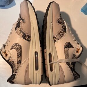 Nike Women's Sneakers in Cream and Black Snake Print